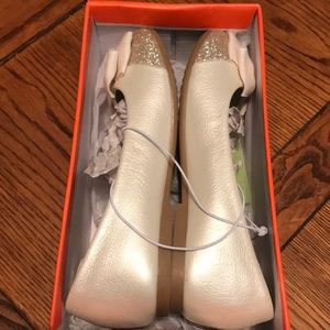 Beautiful pearl flat for young girls.